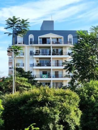 VENDE-SE ACONCHEGANTE APARTAMENTO ESTILO FRANÇÊS COM 3 QTS, 1 SUÍTE, VARANDA, SACADAS E 1 VAGA NA