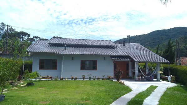 Belíssima Casa no Interior em um Condomínio completo