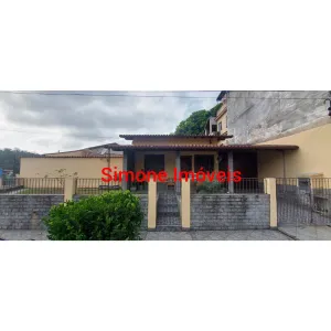 Casa de esquina com 03 quartos