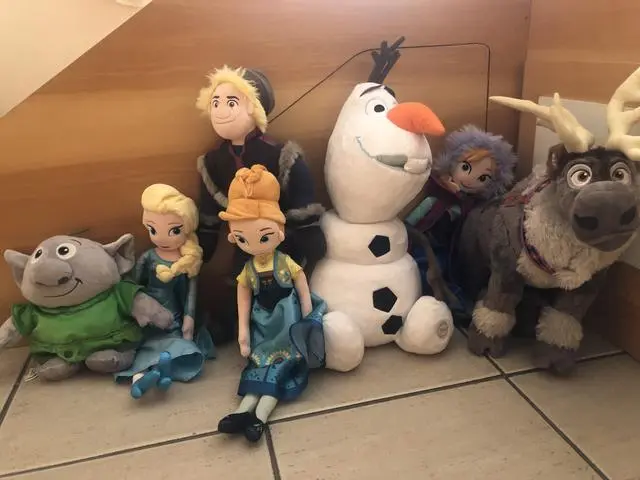 Personagens em pelúcias do Frozen