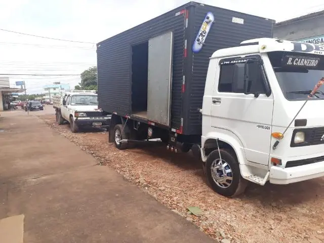 Lá vem o caminhão baú para transporta suas cargas e mudança