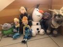 Personagens em pelúcias do Frozen