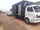 Lá vem o caminhão baú para transporta suas cargas e mudança