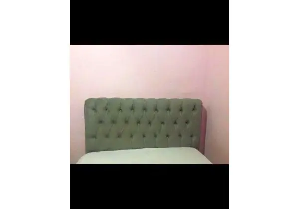 Cabeceira cinza em camurça para cama box de casal