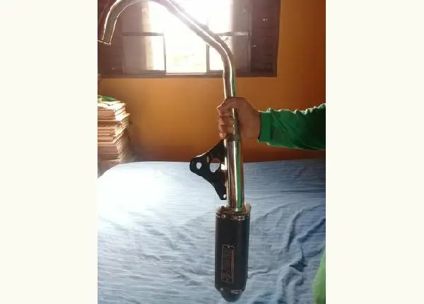 Cano esportivo de moto
