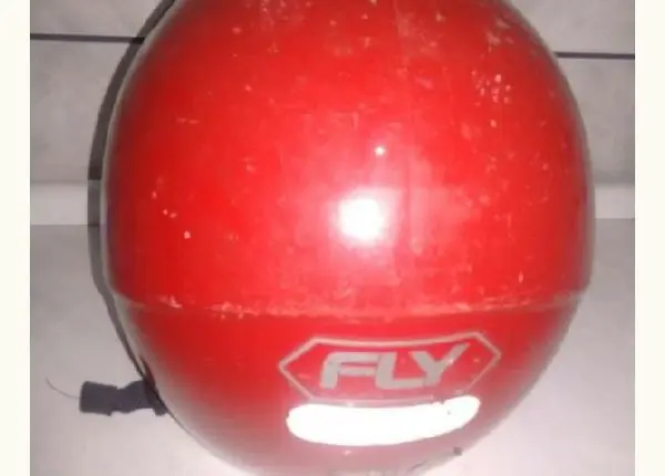 Um capacete em ótimo estado de uso 