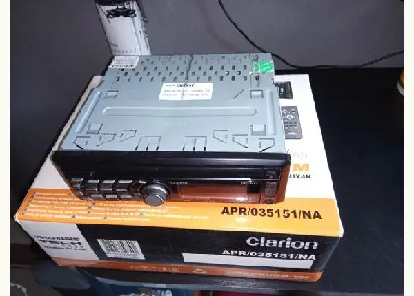 Rádio MP3/WMA, USB Entrada aux-in. Clarion