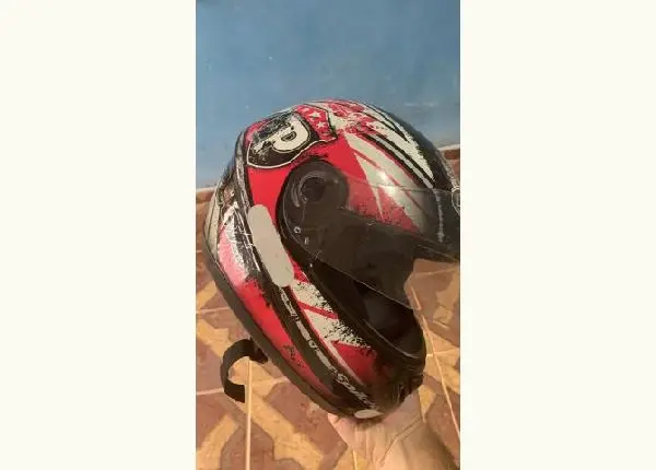 Capacete rosa número 58 usado