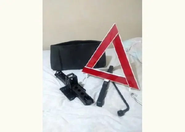 Vendo kit estepe para carro, macaco + triângulo+ chave de roda