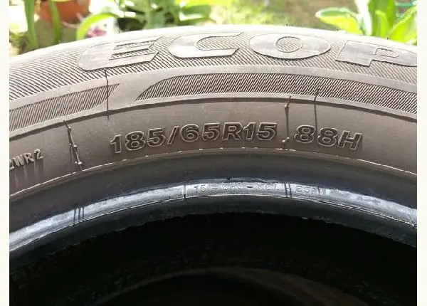 Pneu 185/65/15 original prisma . pouco tempo de uso