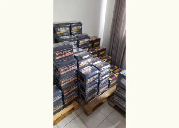 Bateria automotiva. trabalho no feriado