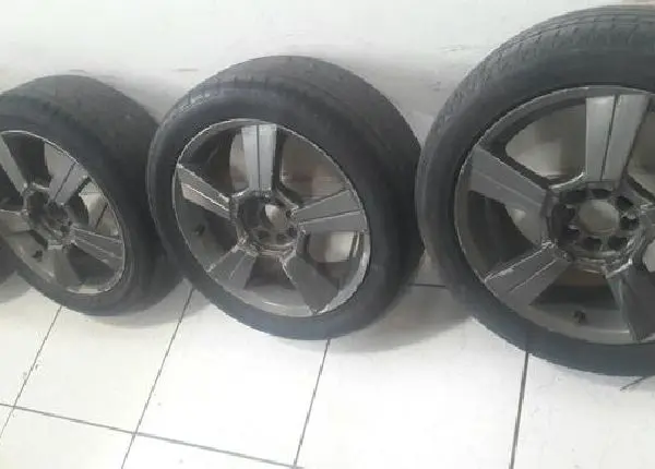 Aro 17 com pneus