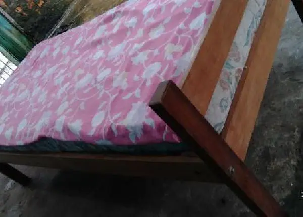 Cama de solteiro semi nova
