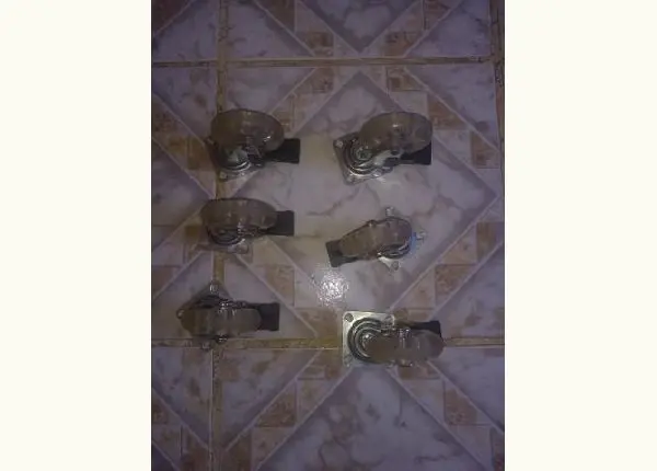 Eu estou vendendo essa rodinha de guarda roupa elas são seis rodas