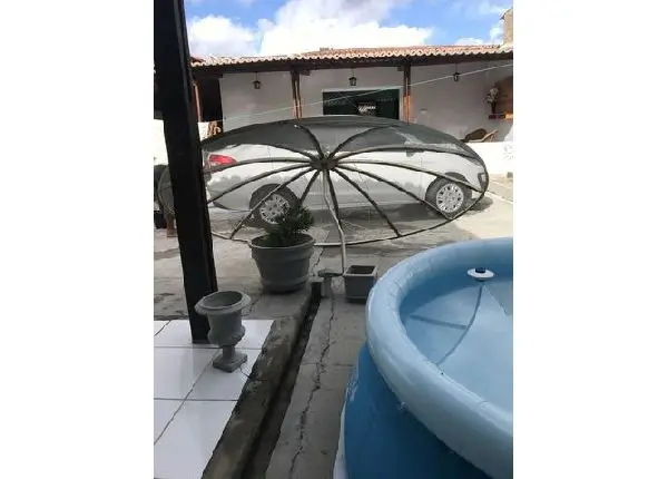 Vendo uma antena parabólica com o pé