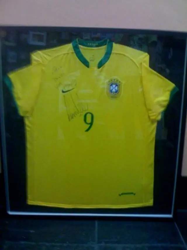 CAMISA SELECAO - CAMISA DE RONALDO FENOMENO DA SELECAO AUTOGRAFADA ENQUADRADA COM MOLDURAS