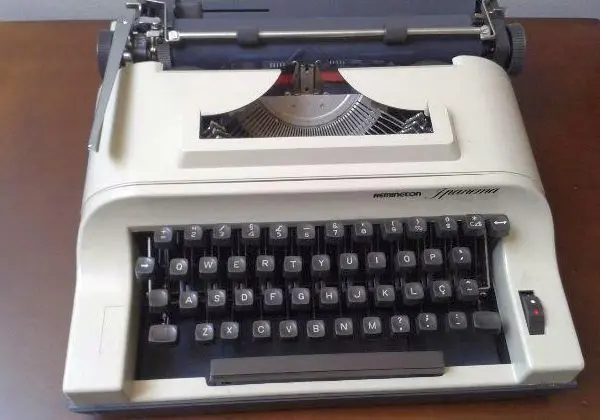 Máquina de escrever portátil Remington Ipanema