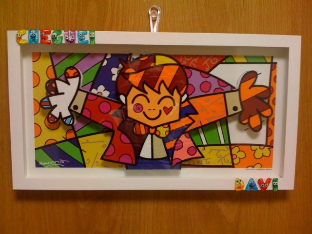 romero britto enfeite de porta maternidade com um abraco a seus amigos