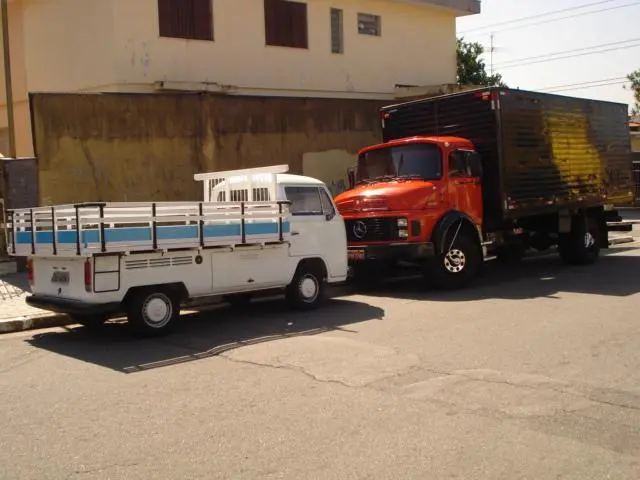 MUDANÇAS & CARRETOS C / CAMINHÃO BAÚ E KOMBI CARROCERIA