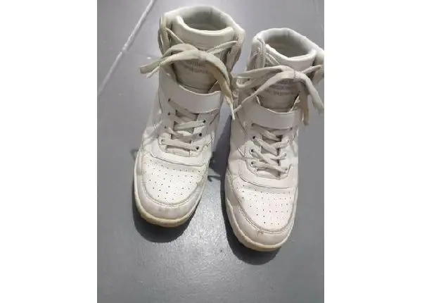 Vendo Tenis Branco Importado