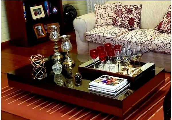 Mesa de centro espelhada. Moderna e luxuosa