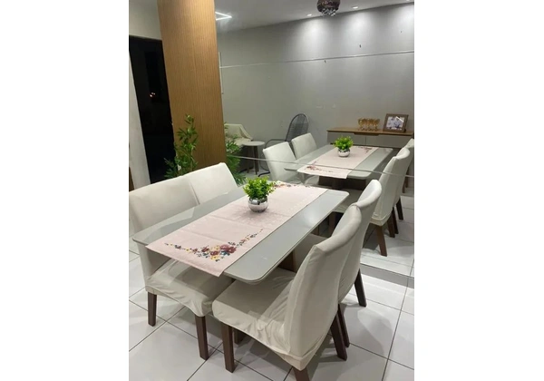 Mesa de jantar sem as cadeiras