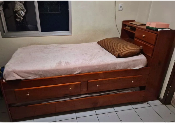 Cama de madeira maciça