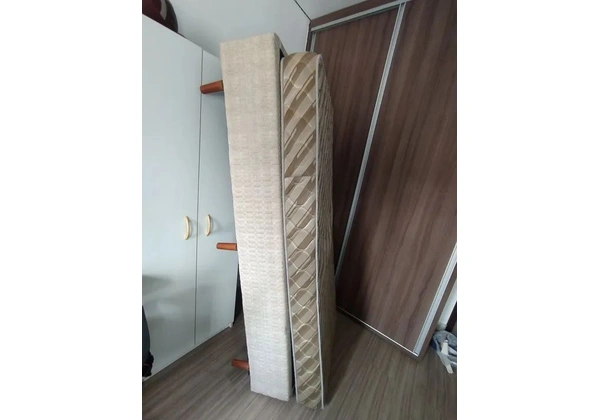 BOX CAMA SOLTEIRO NOVÍSSIMA! Acolchoada Suporta 150kg