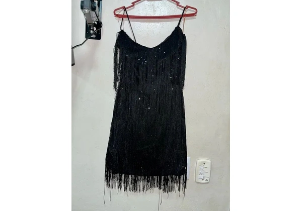 Vendo vestido de franja com paetê