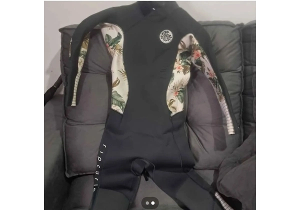 Roupa se surfe feminina em ótimo estado