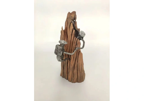 Alpinista, escultura feita a mão com material sustentável