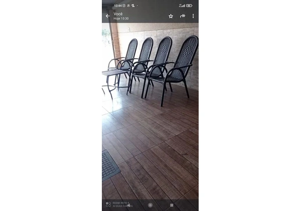 Conjunto de cadeiras de fibra sintética