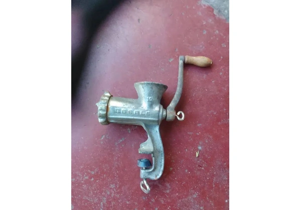 Moedor de carne manual antigo