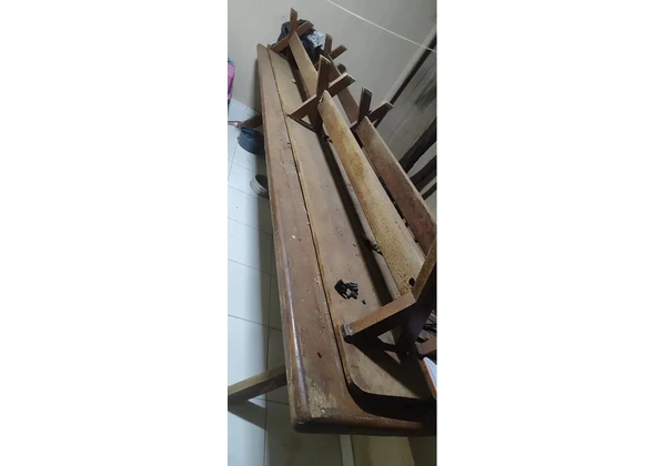 Mesa de Madeira com 2 bancos !! Perfeito estado, negociamos valores !!