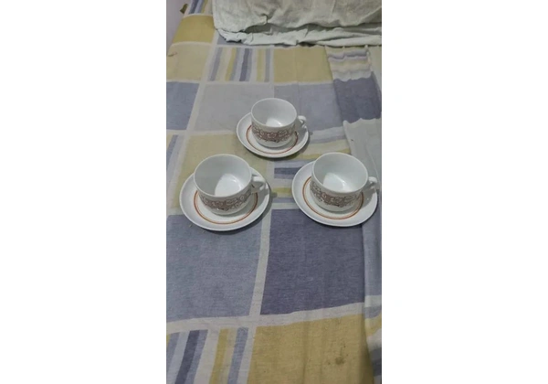 Jogo de porcelana com 3 xícaras, 3 pires