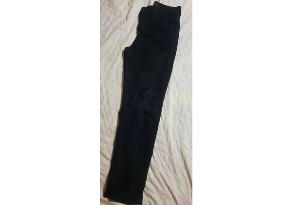 calça semi nova, rasgada no joelho tamanho