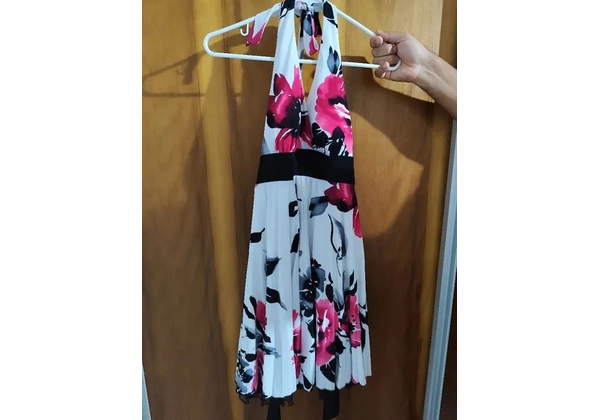 Vestido florido curto plissado