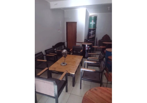 Conjunto de mesas e cadeiras para área externa