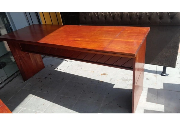 Mesa de madeira Cedro, 1.86 X 68. Muito linda e reforçada. Zap *809 R$ 700.00