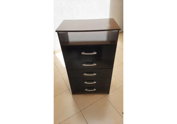 Cômoda 5 gavetas bem conservada