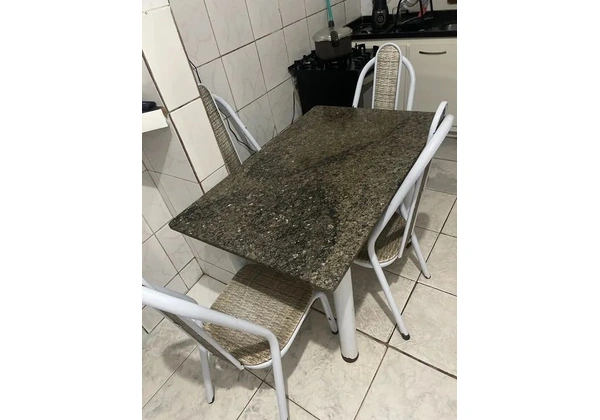 MESA DE 4 CADEIRAS GRANDE