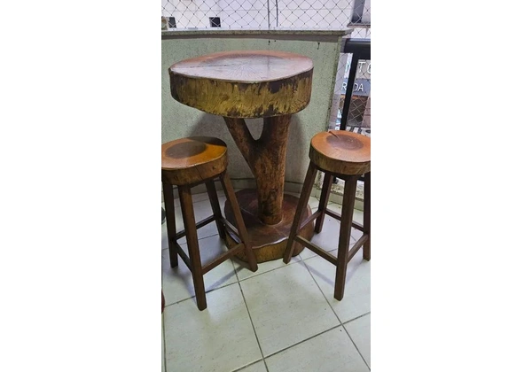 Conjunto de Mesa e Banquetas em Madeira Maciça