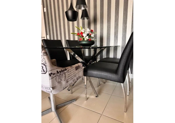 Mesa com 4 cadeiras