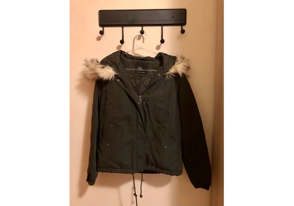 Jaqueta verde militar com pelugem