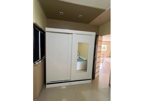 Guarda roupas de duas portas com espelho