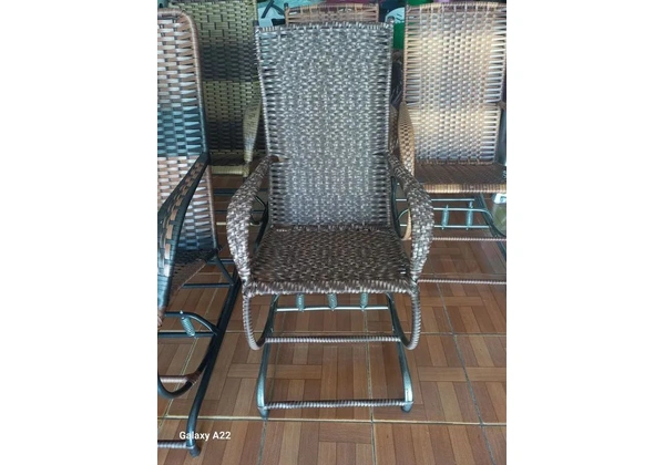 Cadeira de balanço em (fibra sintética) com três molas