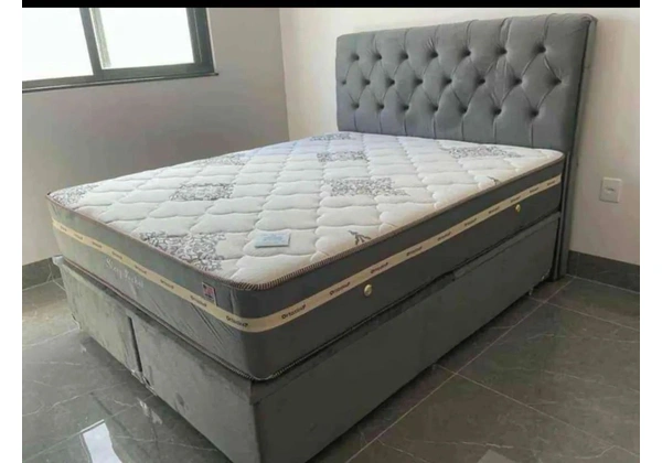 Cama cinza tamanho Queen size completa