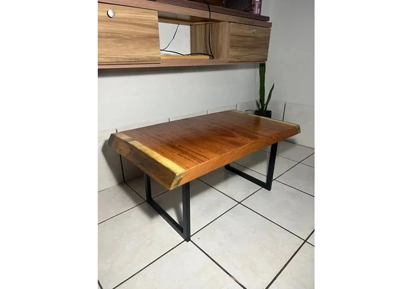 Mesa de centro em madeira angelim