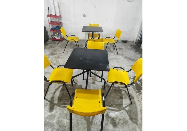 Vendo 3 mesas e 12 cadeiras plásticas, estrutura em aço galvanizado
