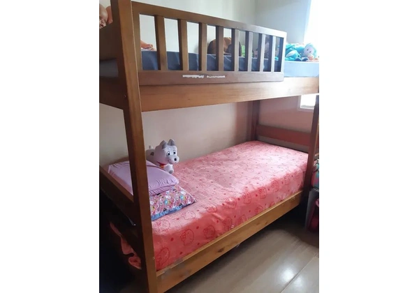 Cama beliche em madeira maciça